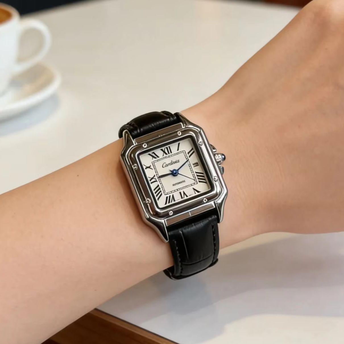 ساعة كوارتز نسائية مربعة الشكل - مراجعة Cartier Watch Santos وسعره